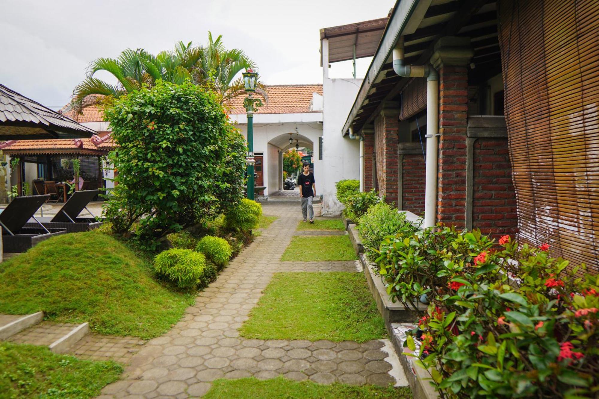 Hotel Tulips Yogyakarta Ngoại thất bức ảnh